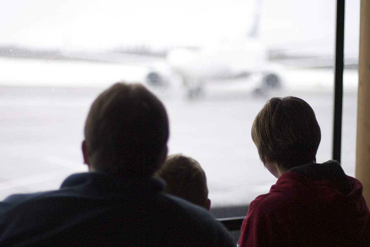 looking-out-window Picture of family looking out window at a plane