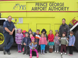 Enfants lors d'une visite de l'aéroport
