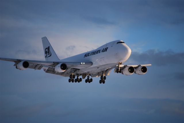 Southern Air 747 landing at YXS