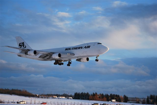 Southern Air 747 landing at YXS