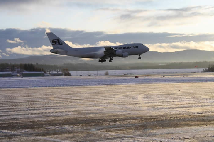 Southern Air 747 landing at YXS