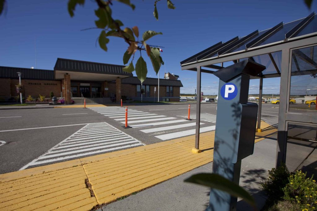 Parcomètre en face du terminal de l'aéroport