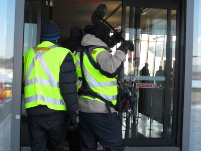 L'équipe de tournage franchit la porte