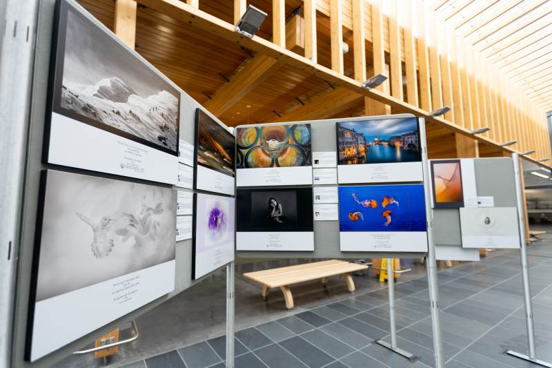 Photographies exposées dans le terminal de l'aéroport